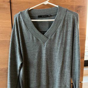 Kai-aakmann Women's Gray Asymmetrical V-neck Sweater M